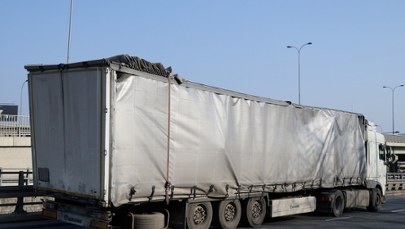 Zablokował ważny tunel i uciekł. Policja zatrzymała kierowcę ciężarówki