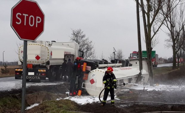 Zablokowana "62". Wywróciła się cysterna z paliwem
