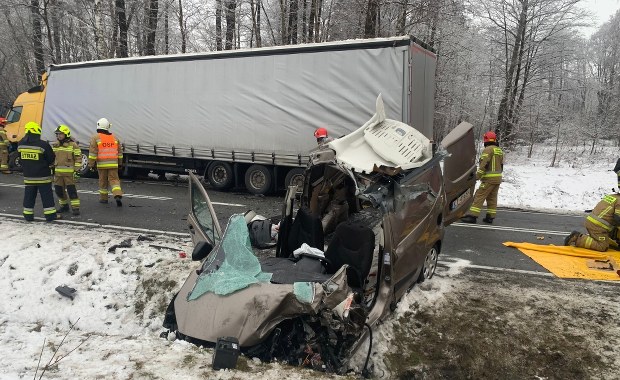​Zablokowana DK73. Kierowca uwięziony w samochodzie