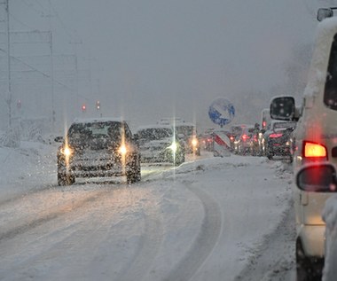 Zablokowana Zakopianka. Śnieg zasypał lokalne drogi w Małopolsce