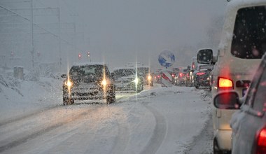 Zablokowana Zakopianka. Śnieg zasypał lokalne drogi w Małopolsce