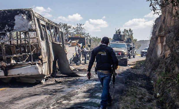 Zablokowane drogi, spalone samochody. Ambasada RP ostrzega Polaków