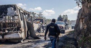 Zablokowane drogi, spalone samochody. Ambasada RP ostrzega Polaków