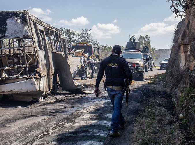 Zablokowane drogi, spalone samochody. Ambasada RP ostrzega Polaków
