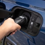 Zablokowany kabel w samochodzie elektrycznym. Jak go odłączyć?