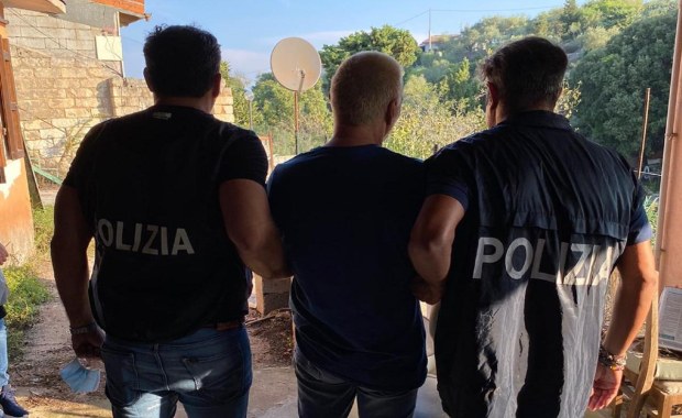 Zabójca ukrywał się w zagrodzie owiec. Uciekł z więzienia "dla miłości"