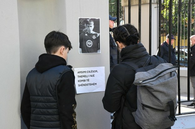 Zabójstwo 14-latka, które miało być poprzedzone kłótnią w mediach społecznościowych, wstrząsnęło Albanią. W całym kraju odbyły się demonstracje przeciwko przemocy. /AA/ABACA /East News