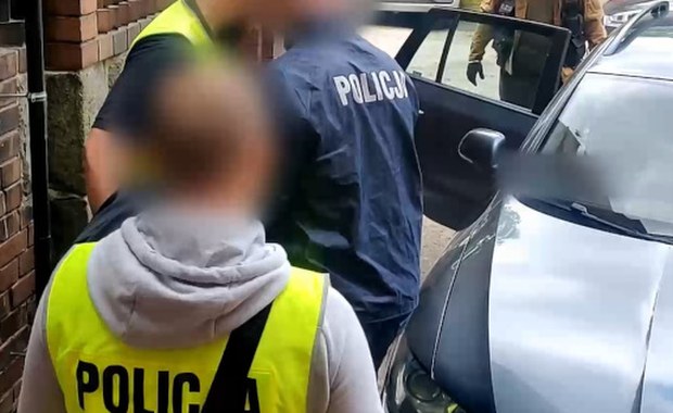 Zabójstwo 47-latka na Osiedlu Mazurskim. 25-letni pasierb usłyszał zarzuty