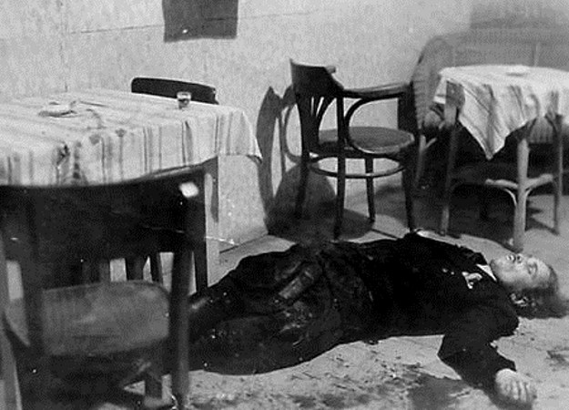 Zabójstwo "Bartka" 1 grudnia 1947 w gospodzie w Zabrzegu /Wikimedia Commons /