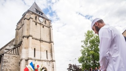 Zabójstwo księdza w Normandii. Wszczęto śledztwo przeciwko 2 mężczyznom