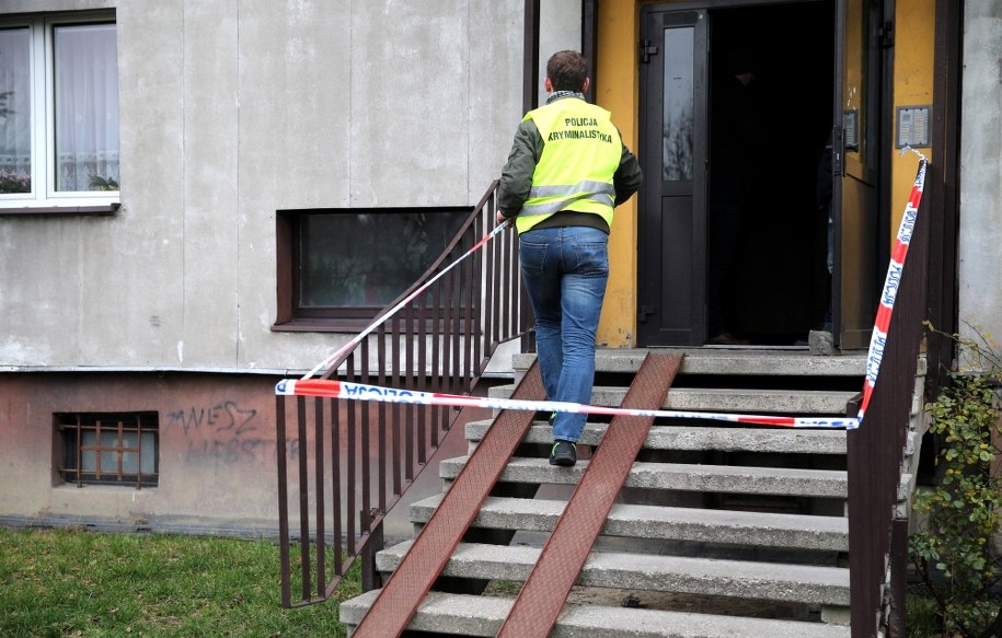 Zabójstwo w Rudzie Śląskiej: Policja przed blokiem, w którym doszło do tragedii /Andrzej Grygiel /PAP