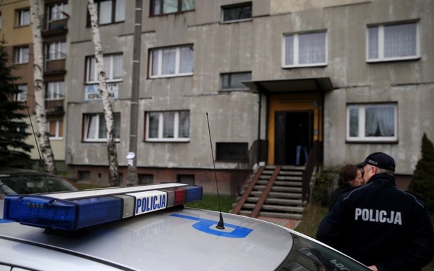Zabójstwo w Rudzie Śląskiej: Policja przed blokiem, w którym doszło do tragedii /Andrzej Grygiel /PAP