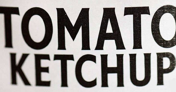 Zabrakło jednorazowych porcji ketchupu /AFP