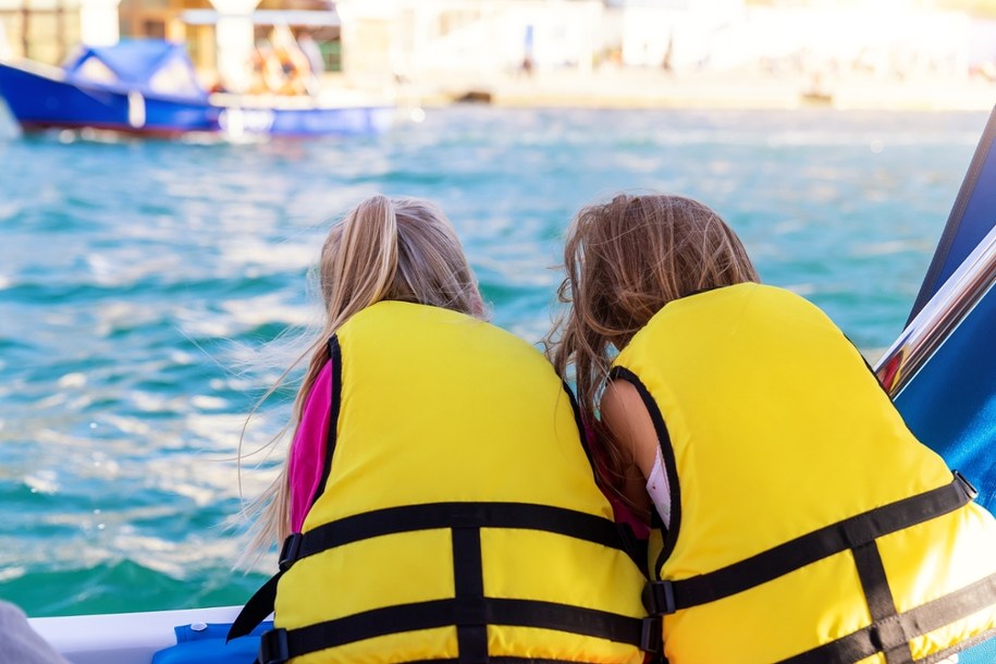 Chwila nieuwagi podczas powrotu z wakacji. Ojciec zostawił córki na stacji benzynowej!