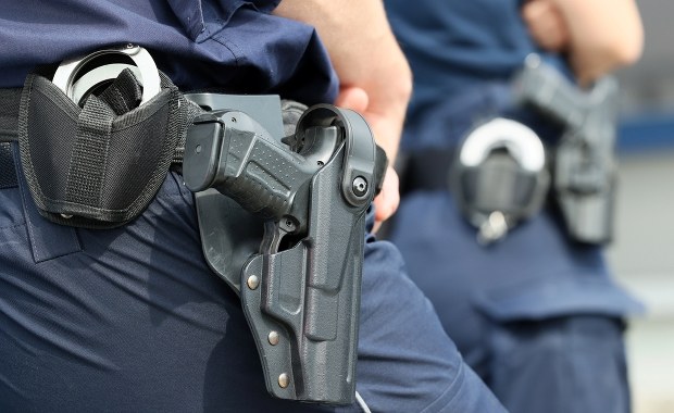 Zabrał policjantowi broń i zaczął strzelać. Usłyszał zarzuty