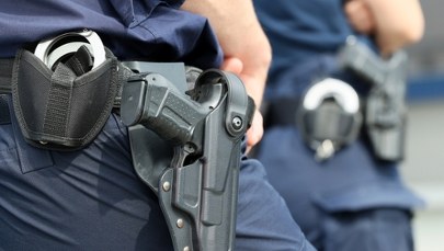 Zabrał policjantowi broń i zaczął strzelać. Usłyszał zarzuty