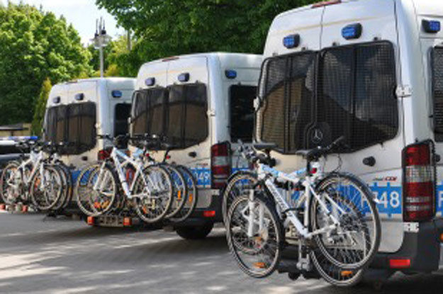 (…) zabrania się zakrywania świateł oraz urządzeń sygnalizacyjnych, tablic rejestracyjnych lub innych wymaganych tablic(…) /Policja