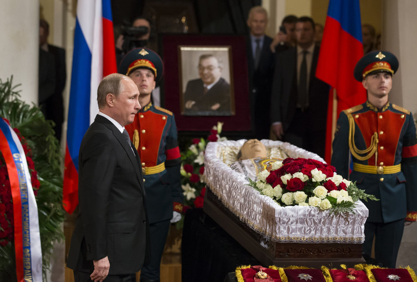 "Zabranie Lenina z mauzoleum i pogrzebanie go oznaczałoby dla nich, że wyznawali fałszywe wartości, a ich życie było nic niewarte" - Władimir Putin /AP /East News