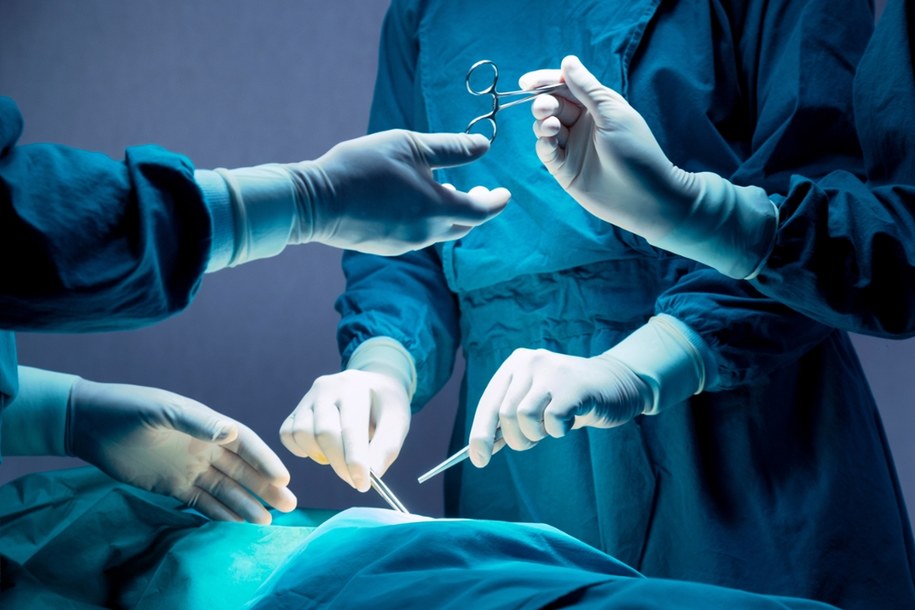 Zabrzańscy lekarze przeprowadzili transplantację obu płuc u pana Marka, 77-letniego pacjenta z Gliwic; senior został najstarszą osobą w Polsce, u której dokonano takiej operacji (zdjęcie ilustracyjne) /Shutterstock