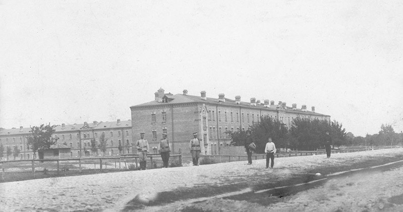 Zabudowania dawnych koszar zaadaptowane na obóz koncentracyjny /domena publiczna