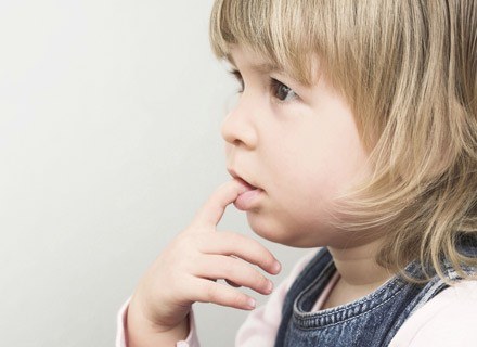 Zaburzenia mowy pojawiają się u ok. 70-80 proc. małych dzieci /ThetaXstock