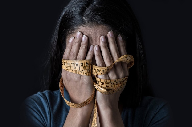Zaburzenia postrzegania własnego ciała stoją u podstaw kompulsywnego jedzenia i prowokowania wymiotów w bulimii /123RF/PICSEL