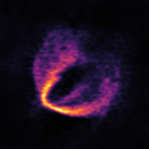 Zaburzenie widoczne na obrazie dysku, wskazujące na obecność planety /ESO, ALMA (ESO/NAOJ/NRAO); Pinte et al. /Materiały prasowe