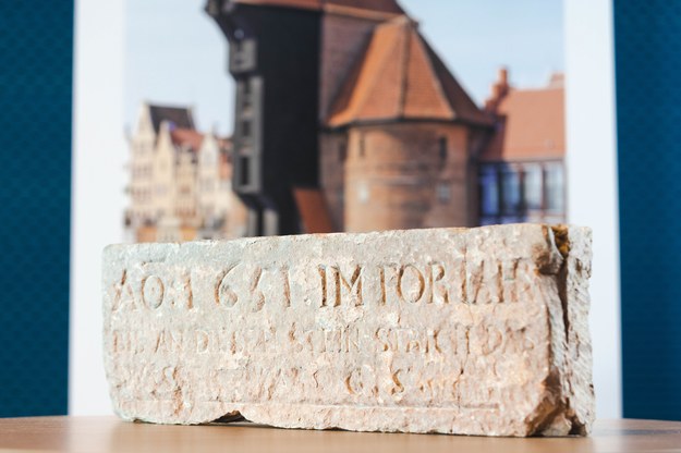Zabytek odnaleziony w Żurawiu - kamień wysokiej wody z 1651 roku /Piotr Matusewicz /PAP