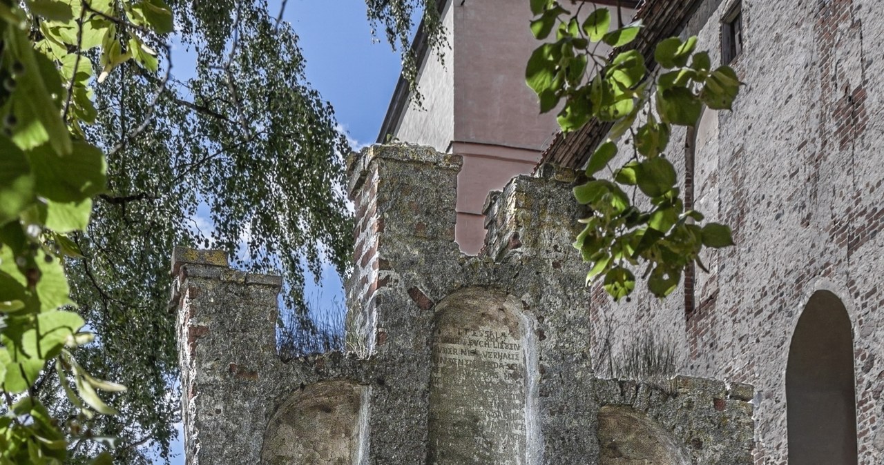 Zabytkowa brama wejściowa na dawny dziedziniec zawiera częściowo zatarty napis, który informuje o założeniu tu kościoła protestanckiego w 1583 roku. /Eryk Stawinski/REPORTER /East News