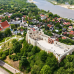 Zabytkowa perełka Lubelszczyzny nad Wisłą. Jest też krainą miliona róż 