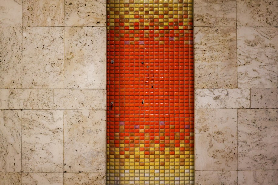 Zabytkowe mozaiki Wojciecha Fangora na dworcu Warszawa Śródmieście /Albert Zawada /PAP