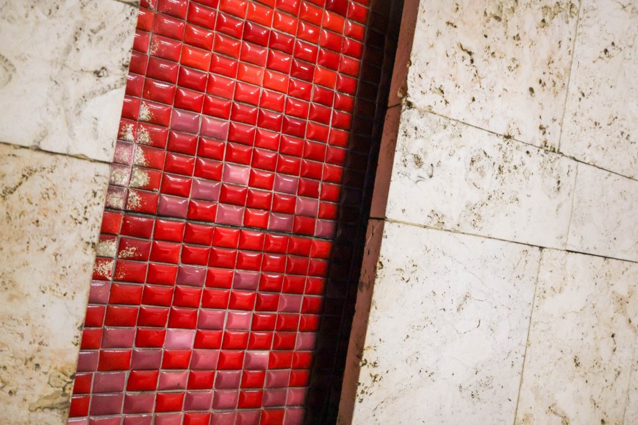 Zabytkowe mozaiki Wojciecha Fangora na dworcu Warszawa Śródmieście /Albert Zawada /PAP