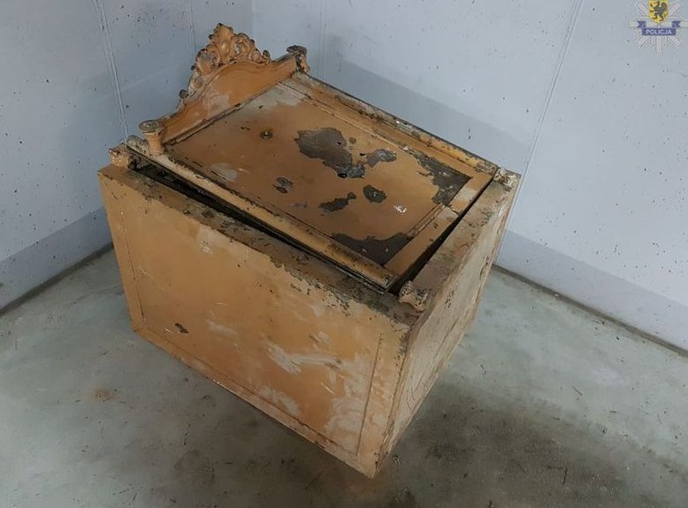 Zabytkowe tabernakulum /Policja /