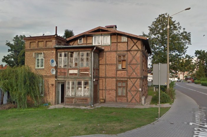 Zabytkowy budynek w Malborku na sprzedaż. Pochodzi z lat 90. XIX wieku. Źródło: Google maps (zdj. pochodzi z 2012 r.) /