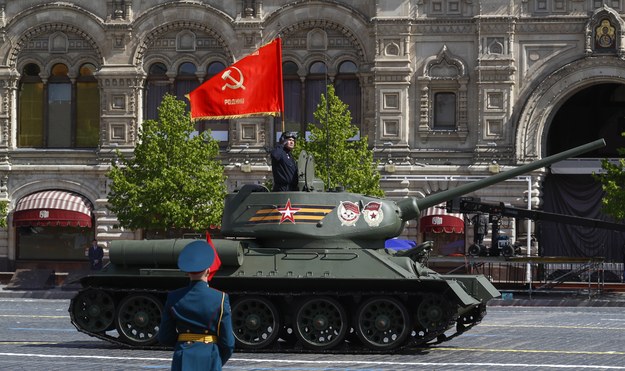 Zabytkowy czołg T-34 podczas parady w Moskwie /STRINGER /PAP/EPA