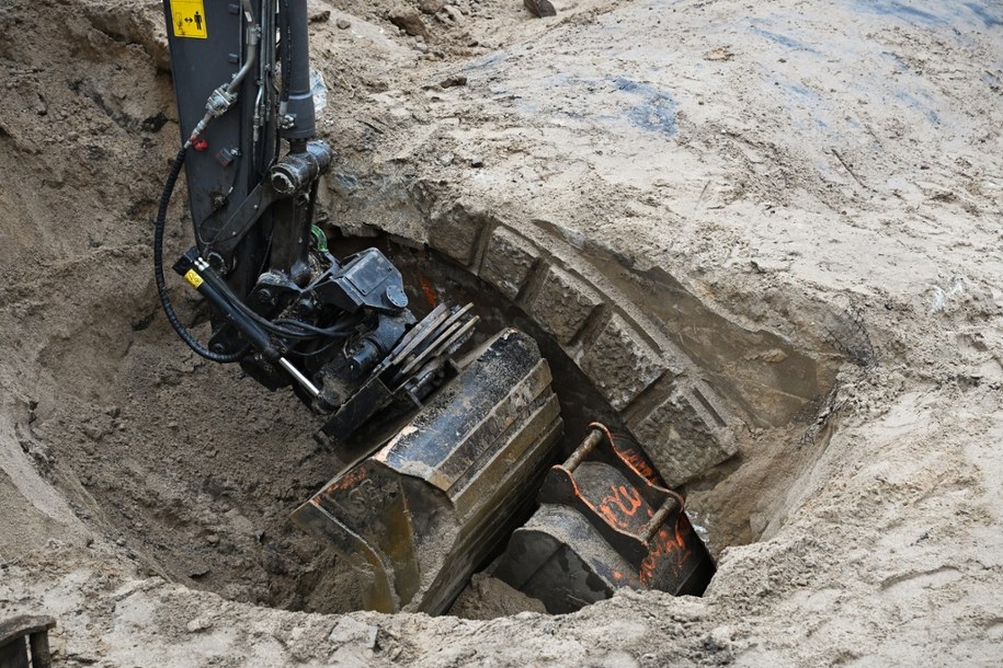 Zabytkowy most odkryty podczas prac modernizacyjnych głównej arterii miejskiej w Koszalinie /Piotr Kowala /PAP