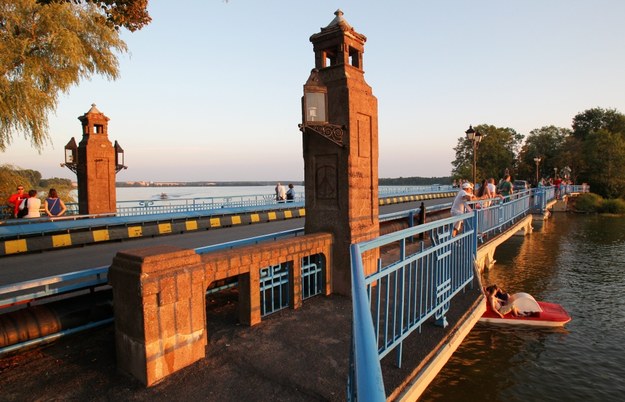 Zabytkowy most przez jezioro Ełckie/ Zdj. Archiwalne / 	Tomasz Waszczuk    /PAP