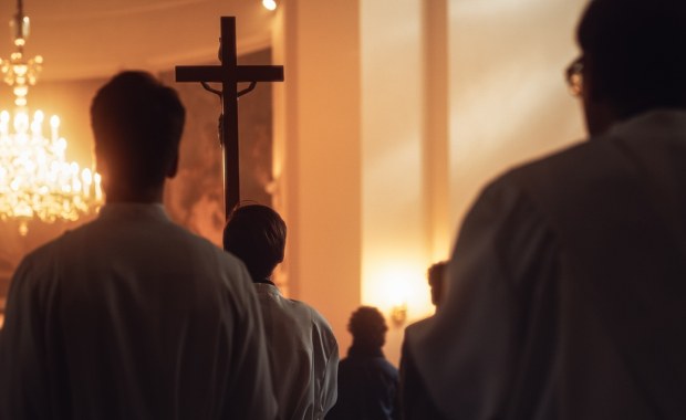 ​Zabytkowy ołtarz główny wrócił do kościoła w Brennej po gruntownej renowacji