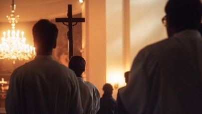 ​Zabytkowy ołtarz główny wrócił do kościoła w Brennej po gruntownej renowacji