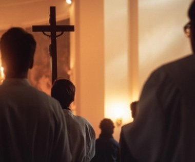 ​Zabytkowy ołtarz główny wrócił do kościoła w Brennej po gruntownej renowacji