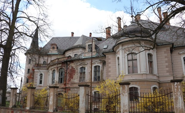 Zabytkowy pałac w Bożkowie popada w ruinę. Właścicielka ignoruje decyzje konserwatora 
