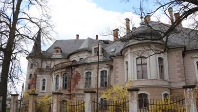 Zabytkowy pałac w Bożkowie popada w ruinę. Właścicielka ignoruje decyzje konserwatora 