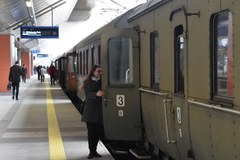 Zabytkowy pociąg na krakowskim dworcu