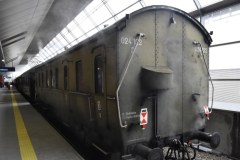 Zabytkowy pociąg na krakowskim dworcu