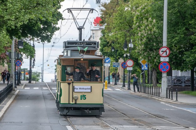 Zabytkowy tramwaj Bergische Stahlindustrie Typ I z wagonem Carl Weyer podczas przejazdu turystycznego w centrum Poznania /	Jakub Kaczmarczyk   /PAP
