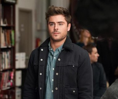 Zac Efron w scenie z filmu "Ten niezręczny moment"