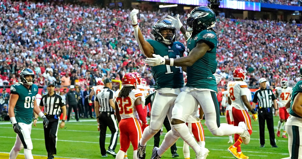 Zach Pascal (z prawej) z Philadelphia Eagles świętuje przyłożenie Kennetha Gainwella (z lewej) podczas Super Bowl LVII pomiędzy Kansas City Chiefs i Philadelphia Eagles /TIMOTHY A. CLARY /AFP