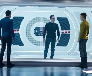 Zachary Quinto, Benedict Cumberbatch i Chris Pine w scenie z filmu "W ciemność. Star Trek"