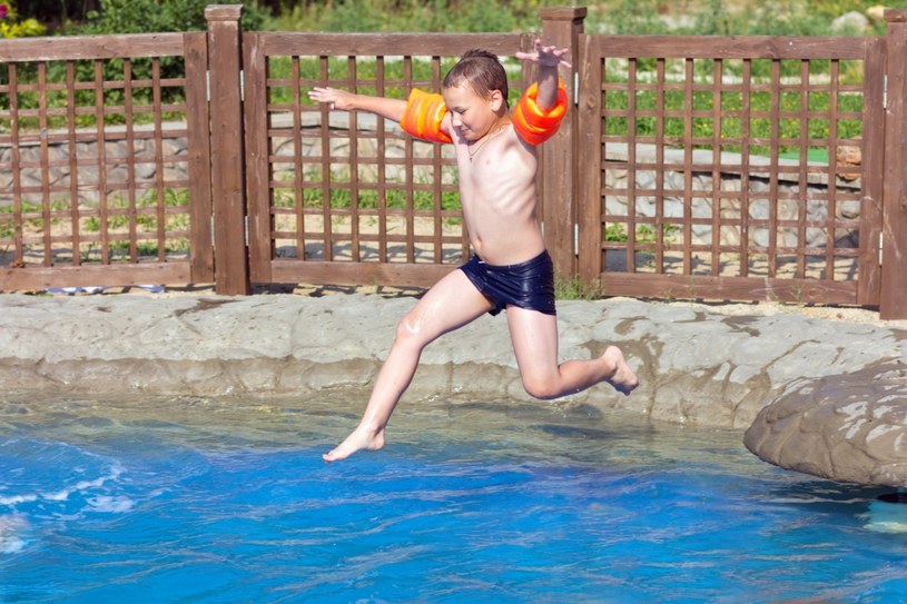 Zachłyśnięciu częściej ulegają dzieci ze względu na brak umiejętności oceny zagrożenia w wodzie oraz nieostrożnym zabawom /123RF/PICSEL