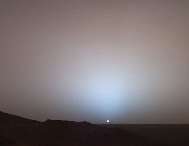 Zachód Słońca na Marsie przechwycony w 2005 r. przez łazika Spirit /NASA/JPL /materiał zewnętrzny